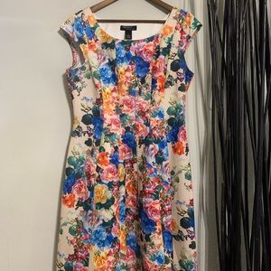 Robbie Bee floral short sleeve dress.